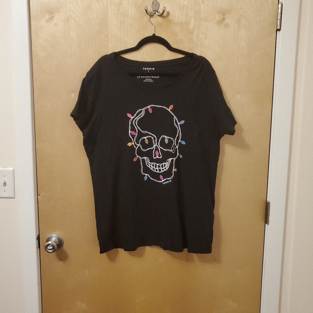 Torrid black skull Christmas t shirt
